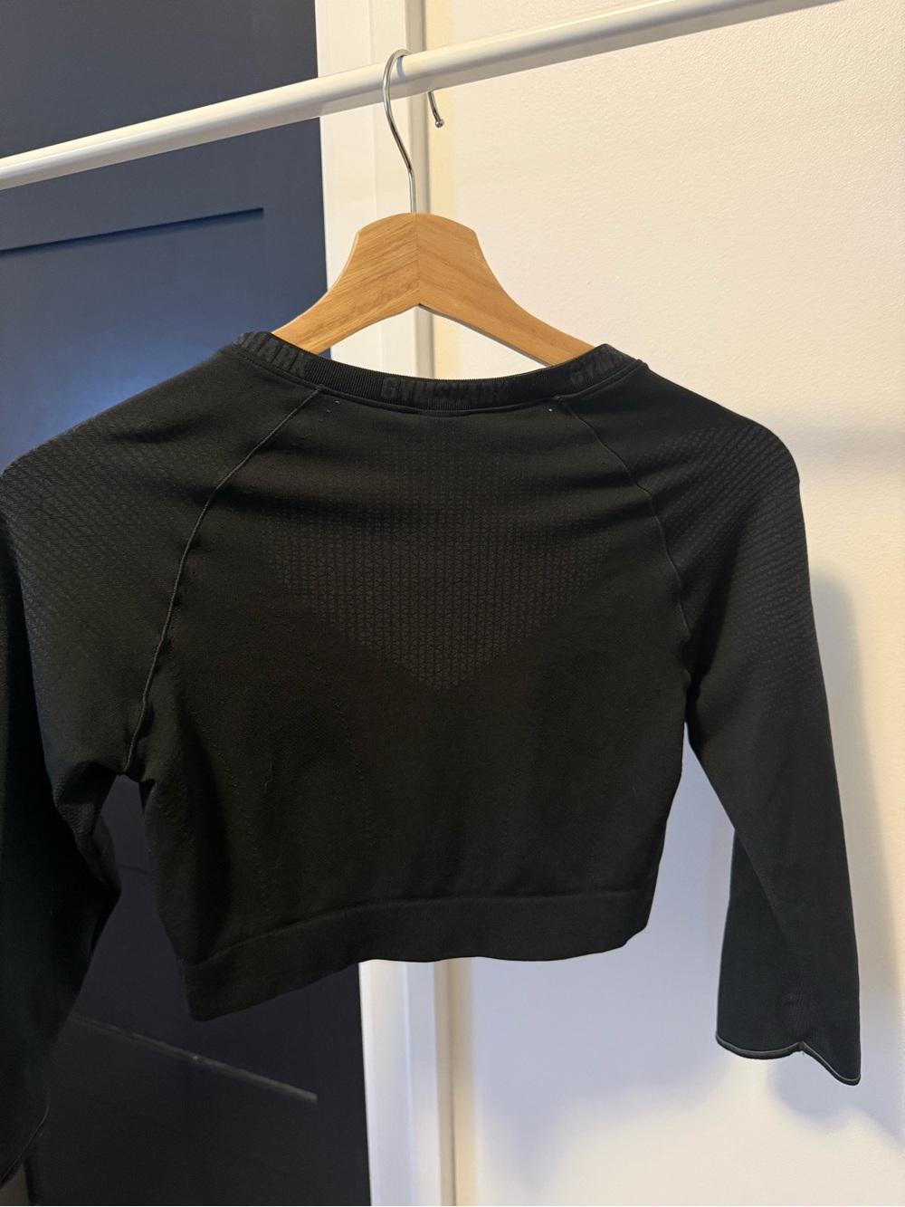 Gymshark Black Cropped Long-Sleeve Performance Top with 3/4 sleeves - Picture 9 of 9